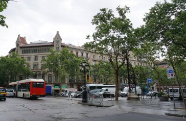 Barselona, İspanya - 23 Mayıs 2023: Passeig de Gracia çevresindeki binalar, İspanya 'nın Eixample bölgesinin ana caddelerinden biri..