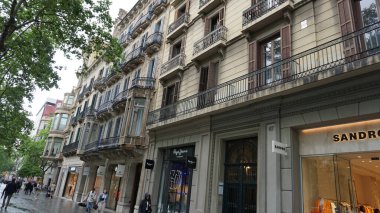 Barselona, İspanya - 23 Mayıs 2023: Barselona, Katalonya, İspanya 'da eski bir apartman binasının cephesi