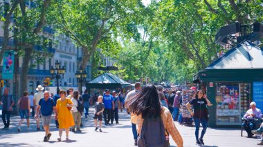 Barselona, İspanya - 23 Mayıs 2023: La Rambla birçok ayaklı insanla dolu sokak fotoğrafı. La Rambla, Barcelona 'nın en popüler yaya caddesidir..