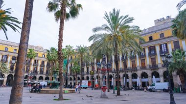 Barcelona, İspanya - 30 Mayıs 2023: Placa Reial in Catalan, Plaza Real in Spanish, Royal Square İspanya 'da Barcelona' da bulunan bir süs meydanı..