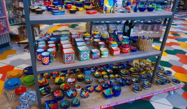 Trencadis tekniğinde renkli hatıralar, geleneksel Katalan mozaik tekniği, Barcelona hediye dükkanının vitrininde.