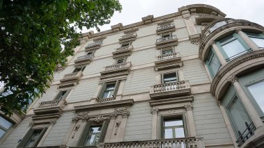 Barselona, Katalonya, İspanya 'da Avrupa' da eski bir apartman binasının cephesi