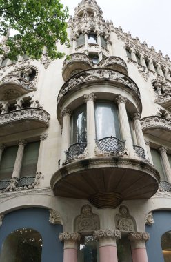 Barselona, Katalonya, İspanya 'da Avrupa' da eski bir apartman binasının cephesi