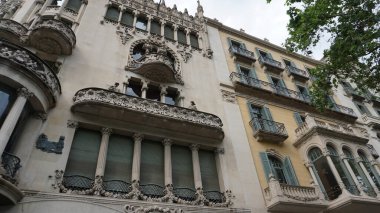 Barselona, Katalonya, İspanya 'da Avrupa' da eski bir apartman binasının cephesi
