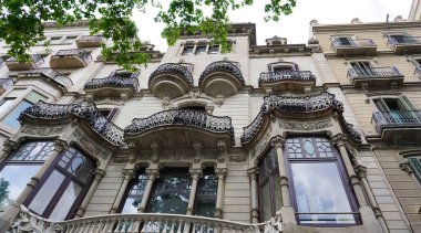 Barselona, Katalonya, İspanya 'da Avrupa' da eski bir apartman binasının cephesi