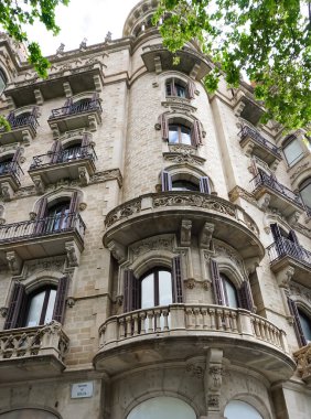 Barselona, Katalonya, İspanya 'da Avrupa' da eski bir apartman binasının cephesi