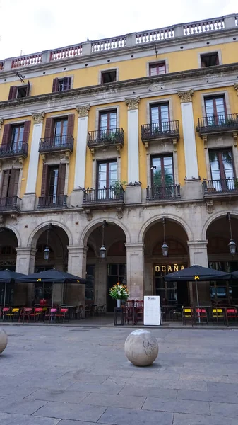 바르셀로나 스페인 2023 유럽에서 바르셀로나 카탈로니아 스페인에있는 오래된 아파트 건물의 — 스톡 사진