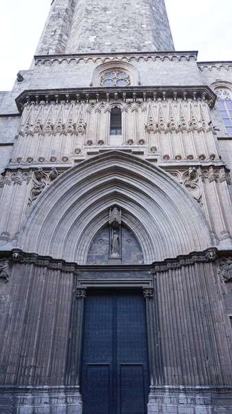 北側のサン アイヴォの扉とバルセロナ大聖堂の正面入口 ゴシック様式の大聖堂とバルセロナ大司教座 — ストック写真