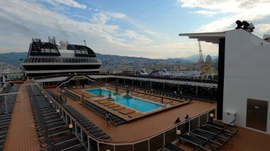 Cenova, İtalya - 27 Mayıs 2023: Cenova Limanı 27 Mayıs 2023 tarihinde Ceneviz, İtalya 'da yolcu gemileri, yatlar ve botlarla