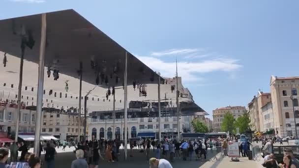 法国马赛 2023年5月29日 英国建筑师诺曼 福斯特勋爵在法国马赛旧港用抛光钢制成的反射篷下行走的游客 — 图库视频影像