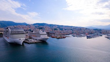 Cenova, İtalya - 27 Mayıs 2023: Cenova Limanı 27 Mayıs 2023 tarihinde Ceneviz, İtalya 'da yolcu gemileri, yatlar ve botlarla