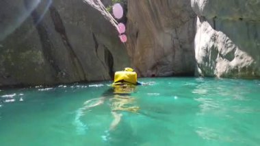 Türkiye 'nin Goynuk ve Antalya ilçeleri yakınlarındaki Harmony kanyonunda bulunan Lycian patikası boyunca yürüyen insanlar görülüyor. Vücut rafting macerası