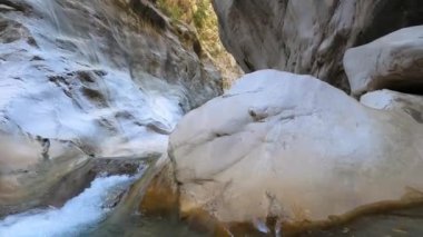Türkiye 'nin Goynuk ve Antalya ilçeleri yakınlarındaki Harmony kanyonunda bulunan Lycian patikası boyunca yürüyen insanlar görülüyor. Vücut rafting macerası