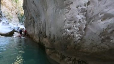 Türkiye 'nin Goynuk ve Antalya ilçeleri yakınlarındaki Harmony kanyonunda bulunan Lycian patikası boyunca yürüyen insanlar görülüyor. Vücut rafting macerası