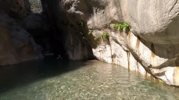 在土耳其Goynuk和Antalya镇附近的和谐峡谷 人们沿着Lycian小径跋涉 划艇探险 — 图库视频影像