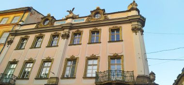 Lviv, Ukrayna - 31 Mayıs 2023: Lviv 'in eski bölümü ve eski kasabasında evleri var