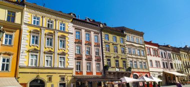 Lviv, Ukrayna - 31 Mayıs 2023: Ukrayna 'nın Lviv kentindeki tarihi merkeze giden insanlar