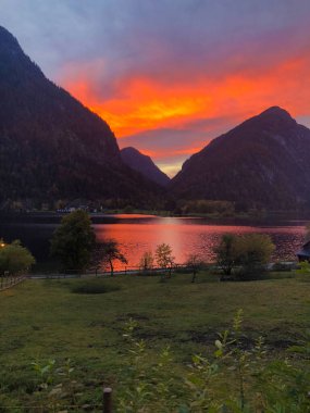 Hallstatt Miras Köyü 'nün güzel manzarası Yazın Avusturya' da gün batımında