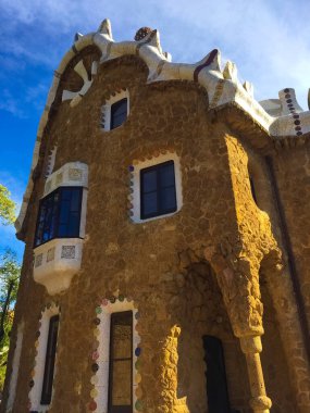 Barselona, İspanya - 15 Kasım 2019: Gaudi tarafından tasarlanan Guell parkı, İspanya 'nın Barselona kentinde birçok turist tarafından ziyaret edildi. Park Katalonya 'daki en büyük açık hava müzesidir..