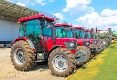 Renkli kırmızı traktörler. Tarım, tarım kavramı