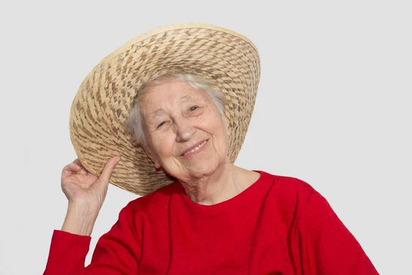 Πορτρέτο Ευτυχισμένης Ηλικιωμένης Γυναίκας Που Γελάει Απομονωμένη Λευκό Φόντο Στούντιο — Φωτογραφία Αρχείου