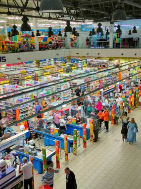 Kyiv, Ukrayna - 16 Eylül 2023: Ukrayna 'nın başkenti Kyiv' deki süpermarket Varus 'tan 16 Eylül 2023