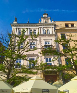 Krakow, Polonya - 22 Mayıs 2023: Krakow eski kasabasından tipik eski bina cephesi