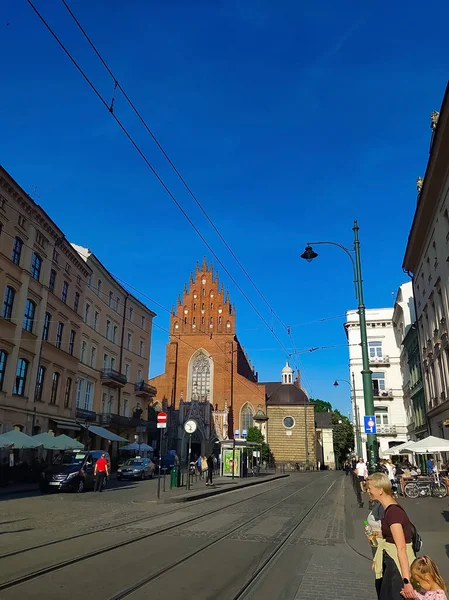 ポーランド クラクフ 2023年5月22日 クラクフ旧市街の典型的な古い建物のファサードに近い人々 — ストック写真
