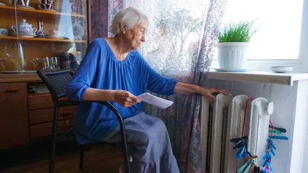 Ηλικιωμένη Γυναίκα Που Κρατάει Λογαριασμό Του Γκαζιού Μπροστά Στο Καλοριφέρ — Φωτογραφία Αρχείου
