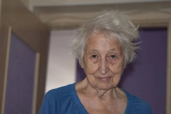 Πορτραίτο Μιας Χαρούμενης Ηλικιωμένης Γυναίκας Στο Σπίτι — Φωτογραφία Αρχείου