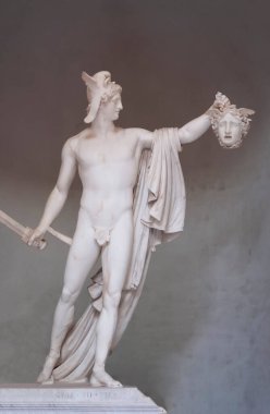 Roma, İtalya - 3 Ekim 2023: Medusa başlıklı Perseus heykeli. Vatikan Müzeleri, İtalya Vatikan Şehri