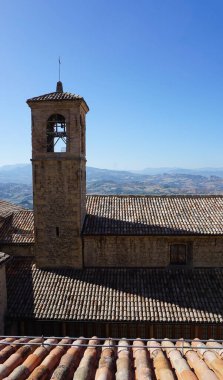San Marino şehir manzarası. İtalya 'da San-Marino' da Stone Caddesi ve eski duvarlar.
