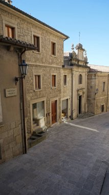 San Marino şehir manzarası. İtalya 'da San-Marino' da Stone Caddesi ve eski duvarlar.