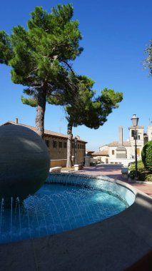 San Marino şehir manzarası. İtalya 'da San-Marino' da Stone Caddesi ve eski duvarlar.