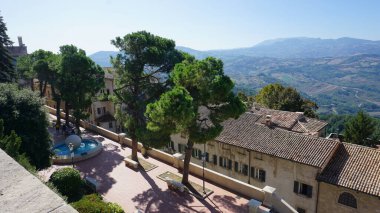San Marino şehir manzarası. İtalya 'da San-Marino' da Stone Caddesi ve eski duvarlar.