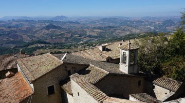 San Marino şehir manzarası. İtalya 'da San-Marino' da Stone Caddesi ve eski duvarlar.