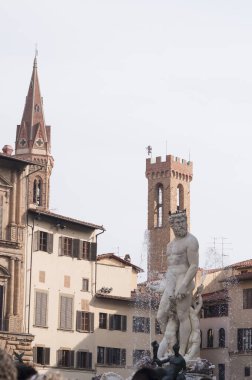 Neptün Çeşmesi - Floransa 'da bir çeşme, İtalya' daki Piazza della Signoria veya Signoria meydanında yer almaktadır.