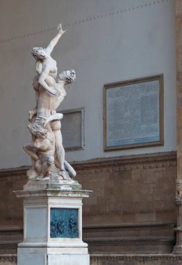 Floransa, İtalya - Ekim 04, 2023: Ratto delle Sabine heykel by Giambologna, Loggia de 'Lanzi, Piazza della Signoria