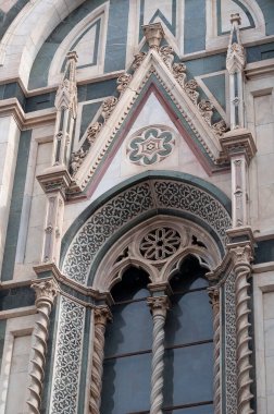 İtalya 'nın Toskana kentindeki Floransa' nın ana kilisesi Aziz Meryem Kilisesi Santa Maria del Fiore Katedrali 'nin dış görünüşünün ayrıntıları..