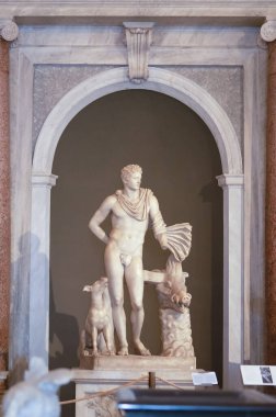 Vatikan Şehri, İtalya - 3 Ekim 2023: Vatikan Müzeleri 'nde mermer heykeller ve büstler, Vatikan şehri, İtalya