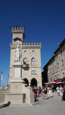 Citta di San Marino, San Marino - 2 Ekim 2023: Palazzo Pubblico ya da Halk Sarayı 'na giden insanlar. San Marino şehrinin belediye binasıdır ve Piazza della liberta 'da yer almaktadır...