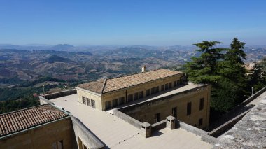 San Marino şehir manzarası. İtalya 'da San-Marino' da Stone Caddesi ve eski duvarlar.