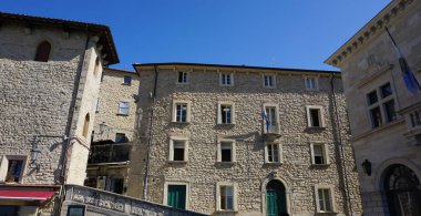 San Marino şehir manzarası. İtalya 'da San-Marino' da Stone Caddesi ve eski duvarlar.