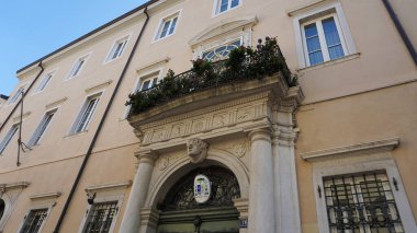 Eski ve renkli Akdeniz evlerinin cepheleriyle Trieste sokakları. Trieste, İtalya