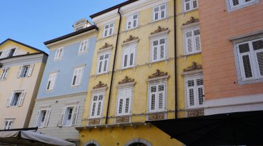 Eski ve renkli Akdeniz evlerinin cepheleriyle Trieste sokakları. İtalya 'da Trieste