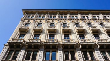 Eski ve renkli Akdeniz evlerinin cepheleriyle Trieste sokakları. İtalya 'da Trieste