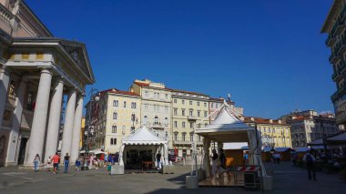 Trieste, İtalya - 1 Ekim 2023: İnsanlar İtalya 'nın Trieste kentindeki Exchange binasının yakınına gidiyorlar. Palazzo della Borsa Vecchia 'da. BORSA VECCHIA Trieste