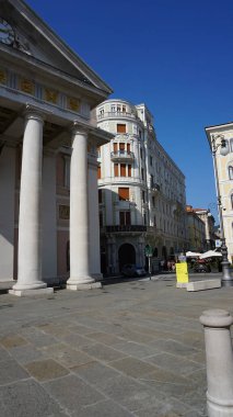 Trieste, İtalya - 1 Ekim 2023: İnsanlar İtalya 'nın Trieste kentindeki Exchange binasının yakınına gidiyorlar. Palazzo della Borsa Vecchia 'da. BORSA VECCHIA Trieste