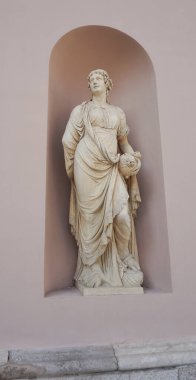 Trieste, İtalya - 1 Ekim 2023: Trieste, İtalya 'daki Exchange binasının yakınındaki heykel. Palazzo della Borsa Vecchia 'da. BORSA VECCHIA Trieste