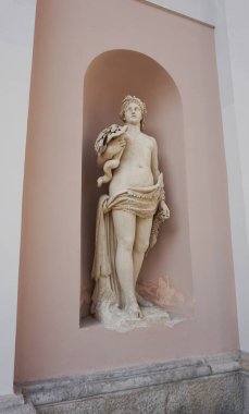 Trieste, İtalya - 1 Ekim 2023: Trieste, İtalya 'daki Exchange binasının yakınındaki heykel. Palazzo della Borsa Vecchia 'da. BORSA VECCHIA Trieste